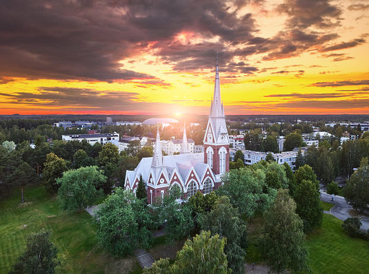Joensuun uusgoottilainen kirkko on yksi Suomen Tiekirkoista. (Kirkkopalvelut)