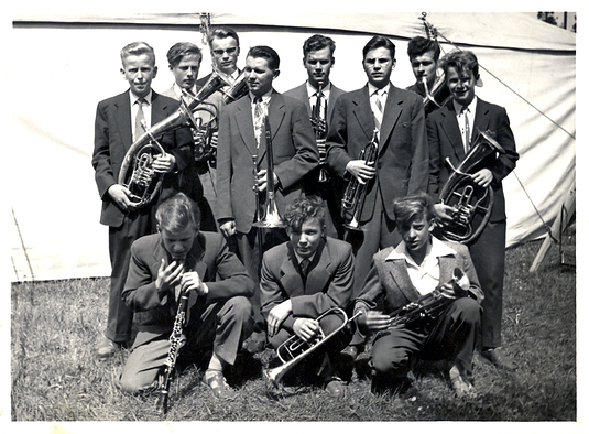 Kouvolan soittokunta perustettiin vuonna 1952, kuva muutama vuosi perustamisen jlkeen Kuusankosken teltalta. (RV-arkisto)