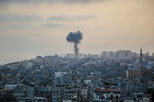 Jokainen aikakausi kehitt oman muotonsa niin sanotusta oikeudenmukaisesta Israelin vastustamisesta, Varpu Haavisto sanoo. Kuvituskuvassa rjhdys Gazassa. (Mohammed Ibrahim / Unsplash)