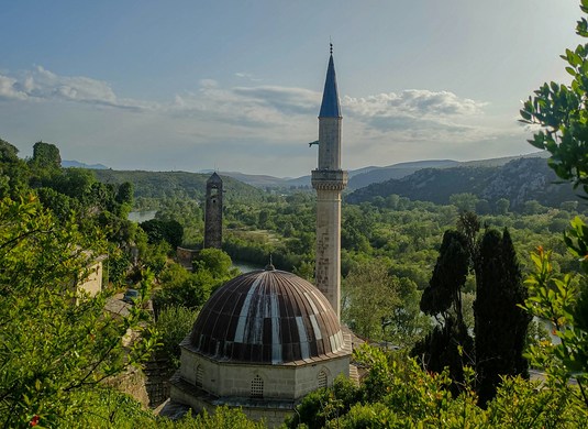 Balkan on Euroopan vhiten evenkelioitua aluetta. Kuvissa moskeija Bosnia ja Herzegovinassa sek katunkym. (Unsplash ja Markku Ovaska)