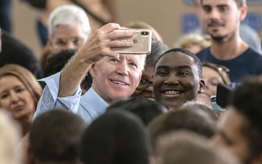 Joe Bidenin johtaman Yhdysvaltojen uskotaan olevan avoimempi mutta arvoiltaan liberaalimpi. Kuvassa Biden kampanjatilaisuudessa syksyll.  (Shutterstock)