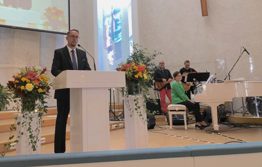 Hyvinkn helluntaiseurakunnan juhlajumalanpalveluksen johti pastori Jani Rossi. (Petri Mkil) 