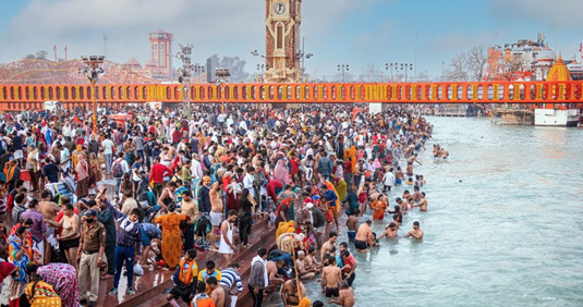 Joukko hinduja otti 'pyhn kylvyn' huhtikuussa 2021 Intian Uttarakhandissa, jossa 200 rihindua teki lokakuussa iskun kristittyjen kirkkoon. (MudaCom / Shutterstock.com) 