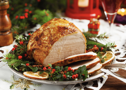 Kinkku on edelleen monen suomalaisen joulupydn kruunu. Gallupiin vastanneiden ruokalistalta lytyi kuitenkin mys vegaanisia vaihtoehtoja sek etiopialaista injera-leip liha- ja kasviskastikkeineen. (Shutterstock) 