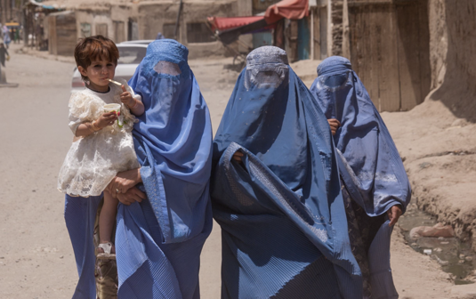 Taleban-hallinto on saattanut naiset ja lapset erityisen haavoittuvaan asemaan. (Shutterstock)