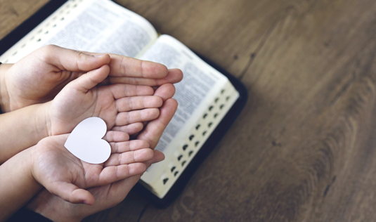 Kohtaaminen, rauhoittuminen, lheisyys ja yhteisen uskon jakaminen voivat olla parasta yhteisess raamatunluku-, kuuntelu- tai katseluhetkess. (Shutterstock) 