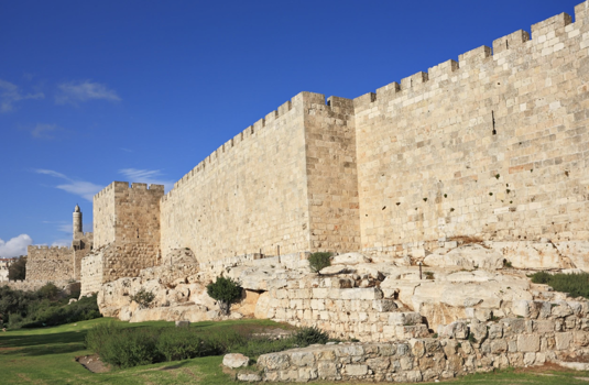 Jerusalemin muurit olivat murtuneet henkisesti ja hengellisesti. Oli en ajan kysymys, milloin mys fyysiset muurit murtuisivat kaupungin ymprilt, kirjoittaja kuljettaa kuvausta Jerusalemin kohtalosta Hesekielin kirjassa. Kuvassa Jerusalemin nykyisi, 1500-luvun turkkilaiskaudella rakennettuja muureja. (Shutterstock)