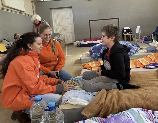 Fidan kumppanina toimiva Hungarian Baptist Aid auttaa pakolaisia muun muassa Berehovissa sijaitsevalla koululla, jossa pakolaiset majoittuvat ja saavat ruokaa. (Andrea Gl) 