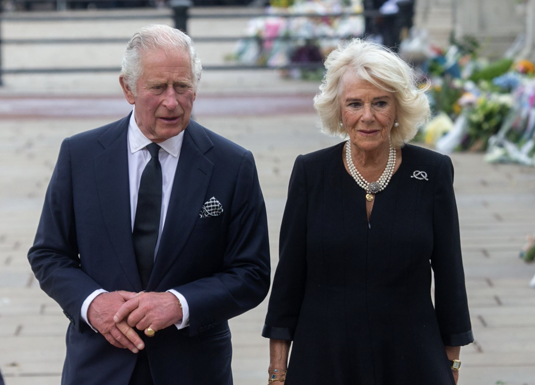 Kuningas Charles III ja kuningatar Camilla Buckinghamin palatsin edustalla kuningatar Elisabet II:n kuoleman jlkeisen pivn. (Shutterstock) 
