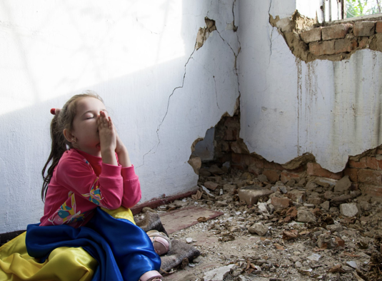 Avustusryhm psi Ukrainassa rukoilemaan lasten ja perheiden kanssa. (Shutterstock)