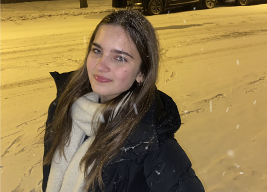 Emilia Ndreca on espoolainen yhdekssluokkalainen, jolle mieluisimpia oppiaineita ovat englanti, kuvaamataito ja maantieto. (Alma Mhnen) 