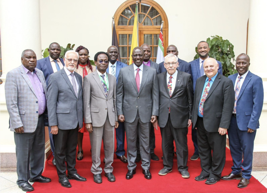 Kenian presidentti William Ruto (keskell) kutsui APM:n delegaation vieraakseen palatsiinsa. Lisksi hnen puolisonsa vieraili lhetyskonsultaatiossa. (APM) 
