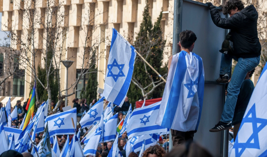 Suurmielenosoitus Jerusalemissa oli suunnattu paitsi Hamasia mys pministeri Netanyahua vastaan.(Shutterstock)