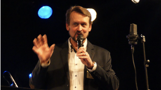 Leevin Ahopellon 60-vuotisjuhlakonsertti pidettiin 6. huhtikuuta Tampereen Helluntaiseurakunnassa. (Markku Sandberg) 