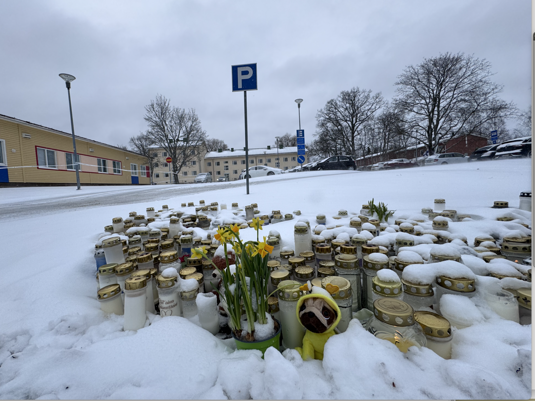 Viertolan koululle syntynyt kynttilmeri sai ylleen lumivaipan surman jlkeisen aamuna. (AT) 