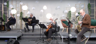 Helmenkalastajat-yhtye johti yhteislaulutilaisuutta Turun helluntaiseurakunnan YouTube-tilaisuudessa 11.2.2021. Kuvakaappaus YouTubesta.