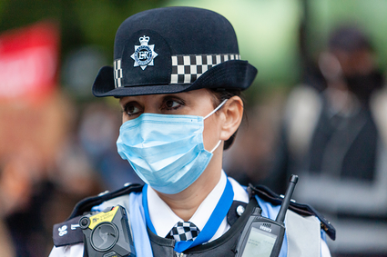 Britanniassa koronaviruksen toinen aalto voimistui lokakuussa. Maskin takana lontoolainen poliisi. (Shutterstock)