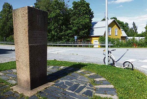 Akaan Kylmkoskella on vanhan kirkon paikkaa osoittava muistomerkki, jonka teksti mukailee raamatunkohtaa Ps. 84:5. Kuvat: Sde Loponen