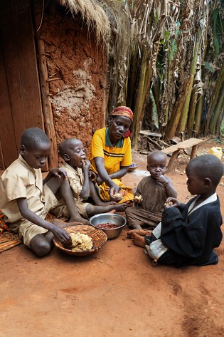 Tmnvuotisen Evt elmn -keryksen tuotoilla autetaan Burundin, maailman toiseksi kyhimmn maan, hdnalaisimpia ihmisi, joille jokapivinen leip ei ole itsestnselvyys. Kuva: Benjamin Hokkanen