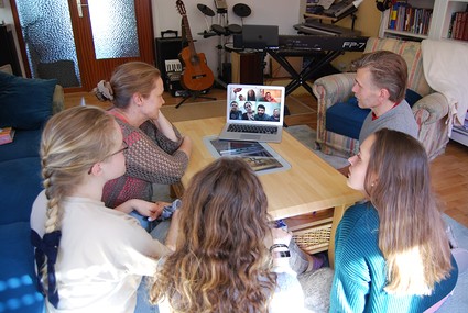 Ovaskan perhe Saksan Frankenthalissa kokoontuu snnllisesti pienryhmien tapaamiseen netin vlityksell. Kuva: Ovaskaisten kotialbumi.