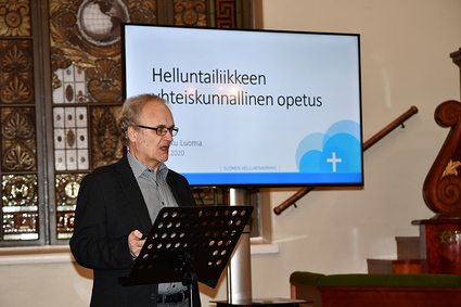 Markku Luoma valotti seminaarissa helluntailiikkeen yhteiskunnallisen ajattelun taustoja ja nykytilaa. (Petri Mkil)