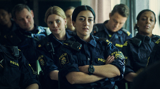 Sara (2. vas) ja Leah (kesk.) ovat eri maailmoista ponnistavia nuoria poliiseja, joista tulee ystvi.