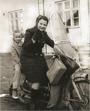 Mama ja ekaluokkalainen Mari matkalla kouluun  vuonna 1971. Mirkku ja Veikko huristelivat mopoillaan pitkikin matkoja evankeliumin asialla. (Perhearkisto)