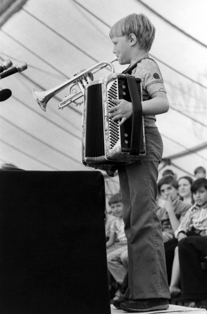 Vuonna 1979 Olavi Kumpulainen ihastutti konferenssiyleis Hyvn Paimenen 50-vuotisjuhlassa soittamalla haitaria ja trumpettia. (Aikamedian arkisto)