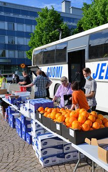 Jeesus-bussista jaetaan nyt mys ruokaa. (Lars Waris)