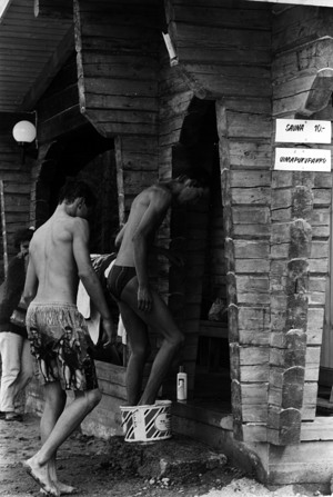 Saunaan menijit Juhannuskonferenssissa 1970-luvulla. Kyltti muistuttaa uimapuvun kytst. (RV-arkisto)