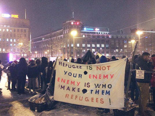 Turvapaikanhakijoiden puolesta on osoitettu mielt muun muassa Helsingin rautatientorilla helmikuussa 2017. Lakanassa lukee: Pakolaiset eivt ole vihollisia, vihollisia ovat ne, jotka tekivt heist pakolaisia. (Wikimedia Commons / Naz Gul)