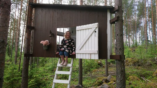 Anniina Jakonen puumajansa rauhassa. (Rasmus Jakonen)