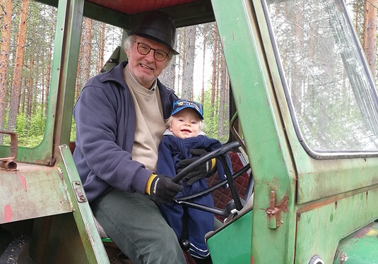 Leevi Launonen pojanpoikansa Huugon kanssa traktorihommissa. (Lari Launonen)