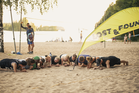 Tamperelaiset nuoret lankuttivat Rosendahlin rannassa Ugandan pakolaislasten hyvksi. (Oliver Hotakainen) 