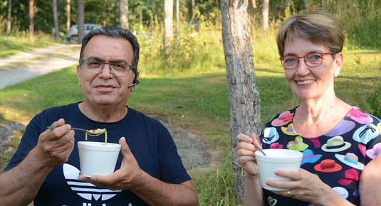 Abbas Heidari ja Viveka Erlund nauttivat iranilaista ashreshteo-keittoa. (Eero Ketola)