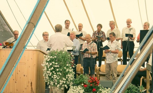 Malmin miehet -ryhm lauloi juhlilla jykevsti. (Jouko Laaksonen) 