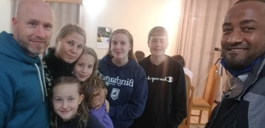 Tulvailtana Samuel, Helena ja lapset psivt evakkoon toisen suomalaisen lhettiperheen kotiin. Sen jlkeen perhe on ollut majoittuneena hotellissa ja etsinyt uutta asumiskelpoista kotia.