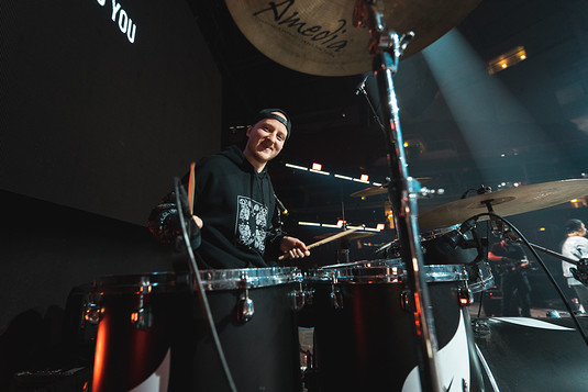 Park7-yhtyeen rumpali Miika Luomaranta soitti edellisill MN-festivaaleilla vuonna 2019. (Joel Tiainen)
