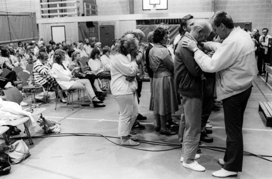 1980-90-luvuilla syntyi malli parantumiskokouksista, joissa nhtiin usein jonomuodostelmia rukouspalveluun. Kuva Kalottikonferenssista vuodelta 1986. (Timo Pellinen / RV-arkisto)