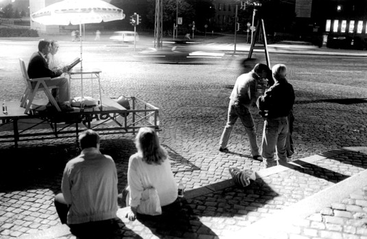 Heinkuussa 1988, Valon festivaalien aikaan Helsingiss luettiin Raamattu lpi maratonmaisessa julkisessa luvussa lhell Mannerheimin patsasta. Kuva aamuylt. (Heikki Paatelma) 