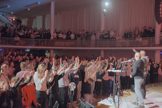 Carry the Love -kiertueen ilta Tampereen Helluntaiseurakunnassa kokosi yli 1200 nuorta, vaikka saliin olisi mahtunut vain 800 ihmist. Ihmisi oli mukana salin seinustoilla sek alasalissa, jossa tilaisuutta saattoi seurata videoskriinilt. Alttarikutsuun vastasi 117 ihmist. (Oliver Hotakainen) 