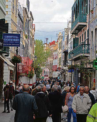 Gibraltar on tihen asuttu, mink lisksi matkailijat tyttvt kaupungin kadut. Kuvat: Eero Ketola