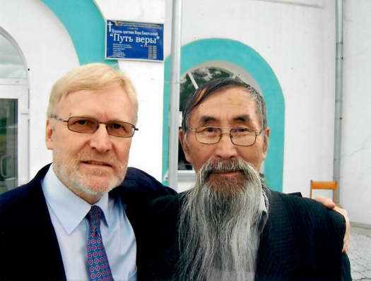Rauli Lehtonen (vasemmalla) Ulan-Uden helluntaikirkon edess yhdess kristityksi tulleen burjaatin kanssa. (Ivan Martshuk)
