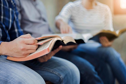 Ennen kaikkea olemme yrittneet kirjoittaa Raamatun kirjoista kirjan, joka ei ole korvike itse Raamatun lukemiselle. Toivomme, ett kirjamme synnyttisi halun lukea Raamatun jokaisen kirjan ja ymmrt sit paremmin, Gordon D. Fee ja Douglas Stuart sanovat teoksessaan. (Shutterstock) 