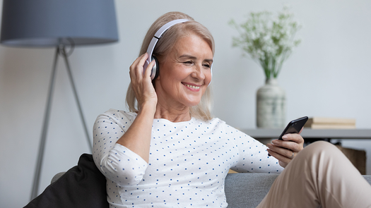 Podcasteja kuunnellaan paitsi liikenteess, kotitiden ohessa ja urheillessa, mys keskittyneesti. Mit vanhemmasta kuuntelijasta on kyse, sit enemmn kuunteluun ohjaa RadioMedian tutkimuksen mukaan uuden tiedon saaminen ja oppiminen. Kuva: Shutterstock