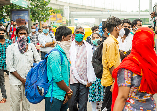 Korona on lisnnyt ruoka-avun tarvetta Intiassa, mutta sen jakamisesta voi joutua vaikeuksiin, kuten kvi Uttar Pradeshissa. Kuvassa siirtolaisjonoa osavaltion rajalla elokuussa. Kuva: Shutterstock