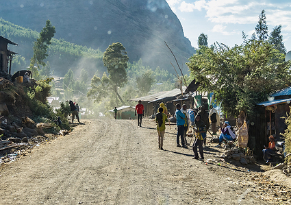 Ihmisi kveli helmikuussa 2020 Pohjois-Etiopian Lalibelasta kohti Tigrayn osavaltiota, jossa levottomuudet ovat viime aikoina ajaneet 50 000 pakoon kodeistaan. (Shutterstock)