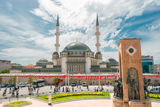 Taksimin aukiolla Istanbulin keskipisteess sijaitseva uusi moskeija vihittiin kyttn toukokuun lopulla. (yusuf.yilmaz / Shutterstock.com)