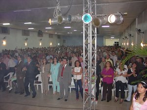 Brasilian Assembleias de Deus -liike on maailman suurimpia kirkkokuntia. Kuva brasilialaisen helluntaiseurakunnan kokouksesta. Kuva: Wikimedia Commons
