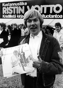 Kale Vaija iloitsi vuonna 1984 juuri julkaistusta levystn, joka ji lopulta pidetyn artistin ainoaksi soolojulkaisuksi. Merihenkinen levynkansi on mieleenpainuva. Kuva: RV-arkisto.